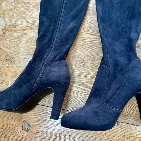 Tahari "Danton" faux suede knee-high stretch boots in black 8 M - Picture 4 of 7